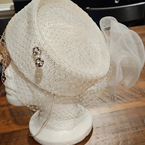 BEAUTIFUL VINTAGE CAPRICE HAT WITH BOW AND VEIL AND A STICK PIN. - Picture 2 of 10
